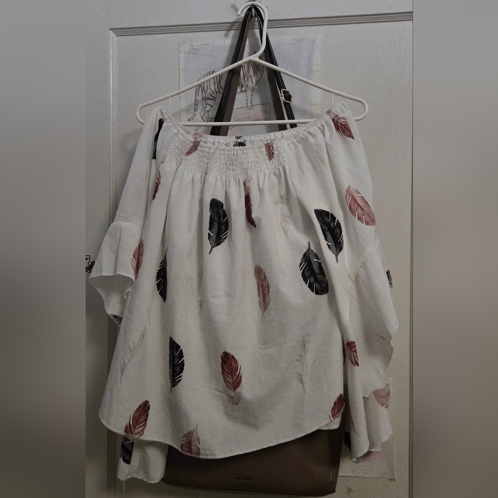 Off The Shoulders Blouse With Feather Patterns